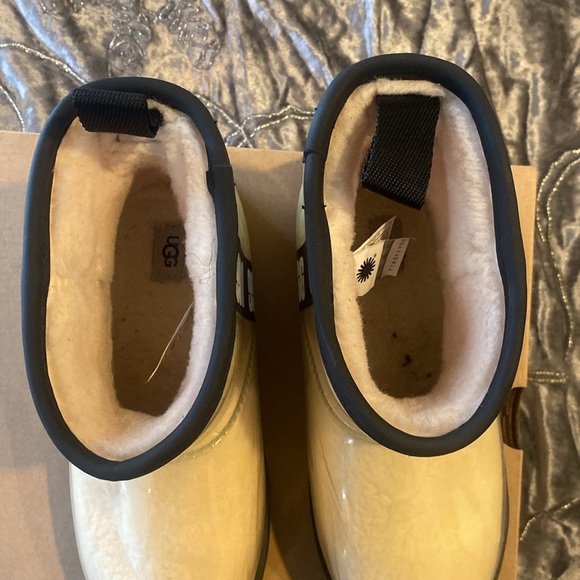 Gently loved UGGS - Picture 2 of 4